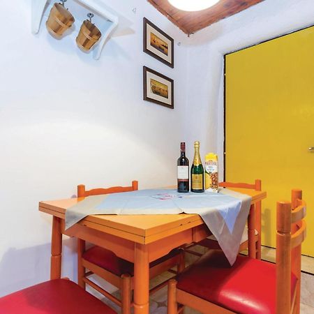 Amazing Apartment In Novi Vinodolski With Wifi Екстер'єр фото