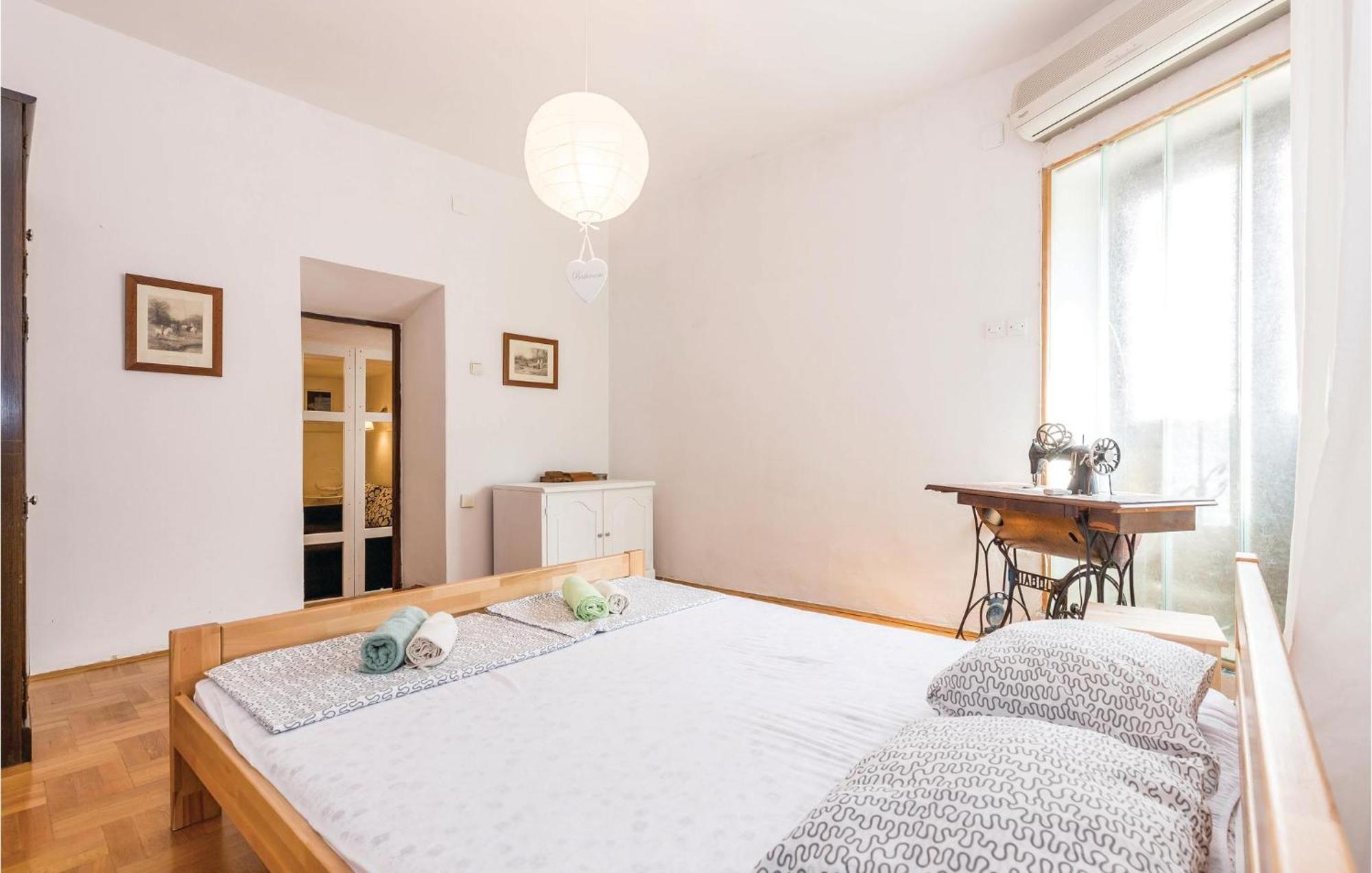 Amazing Apartment In Novi Vinodolski With Wifi Екстер'єр фото