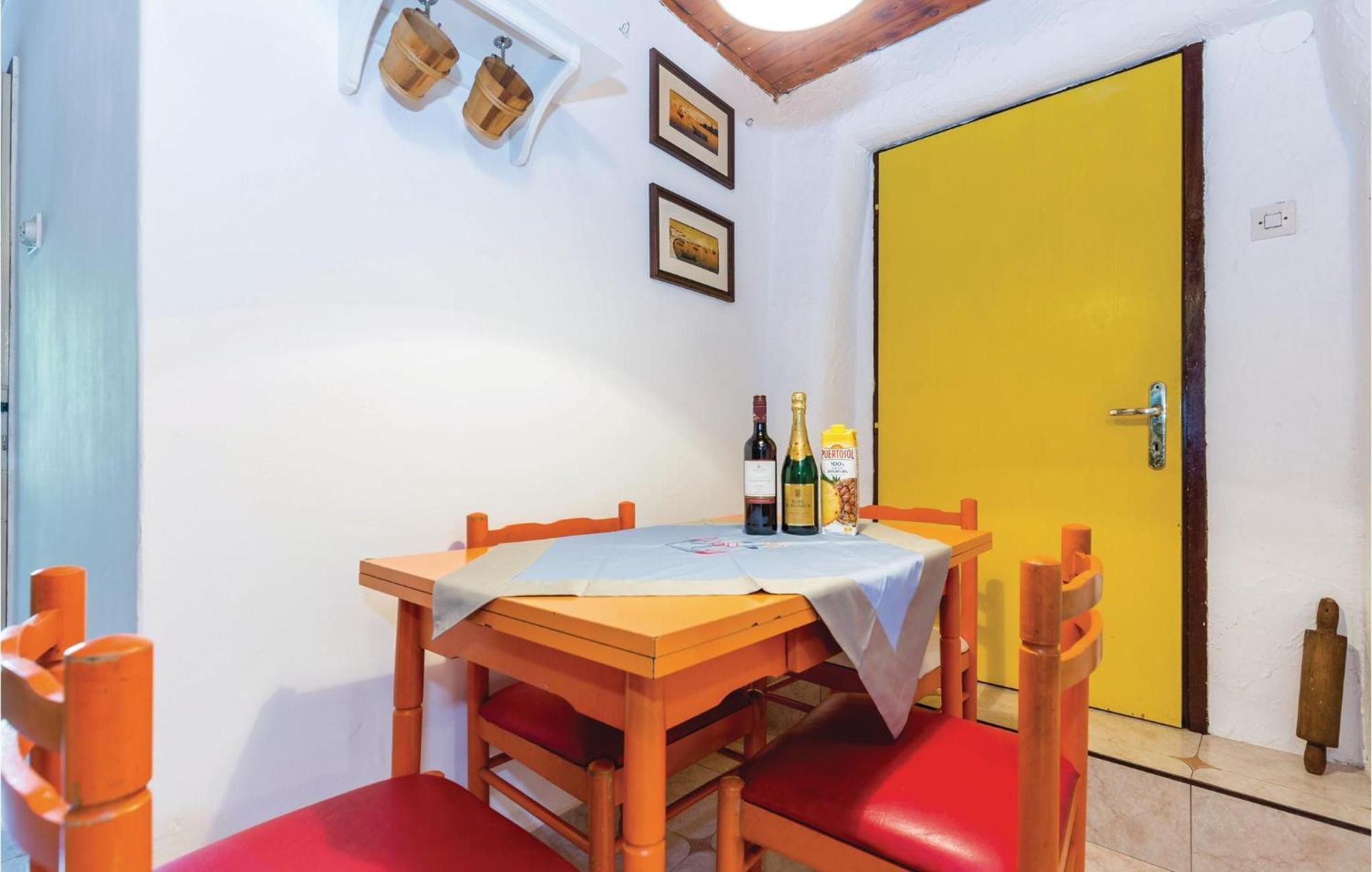 Amazing Apartment In Novi Vinodolski With Wifi Екстер'єр фото