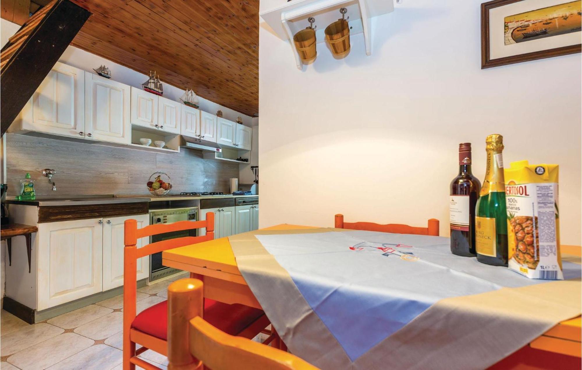 Amazing Apartment In Novi Vinodolski With Wifi Екстер'єр фото